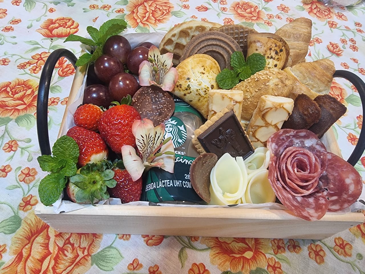 Bandeja de brunch personalizada com frutas, pães, chocolates e frios